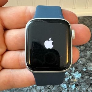 Apple Watch SE Silver Aluminum Case 40mm Model A2353 (GPS + Cellular)